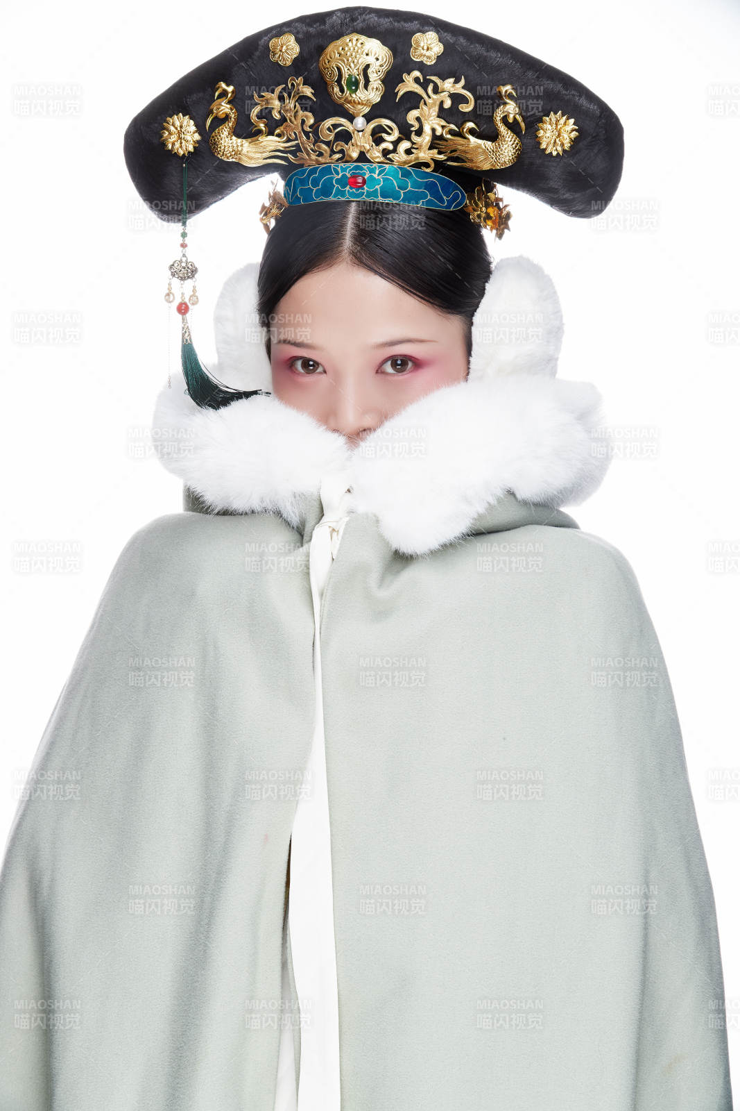 白色背景下的清代女性古装造型清朝古装