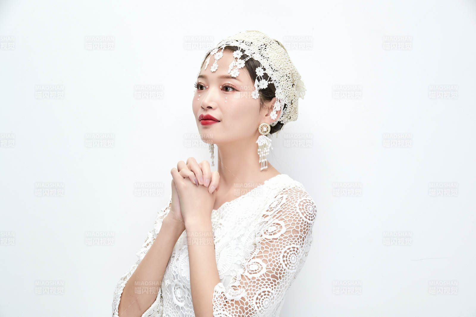 棚拍白色背景下的新娘美妆