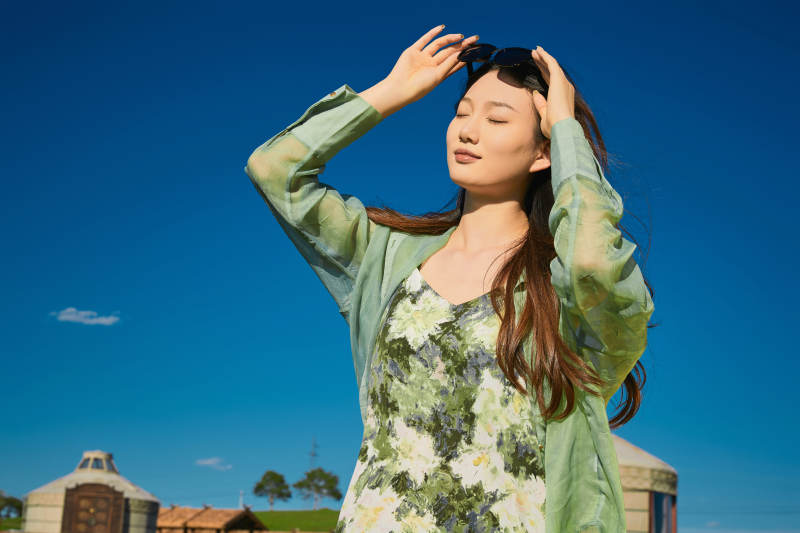 盛夏在草原湿地公园游玩的姑娘