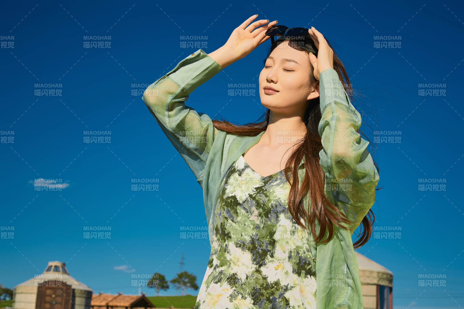 盛夏在草原湿地公园游玩的姑娘