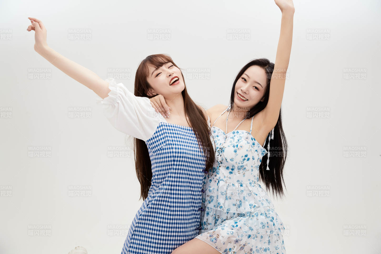 亲密无间的可爱的亚洲美女闺蜜