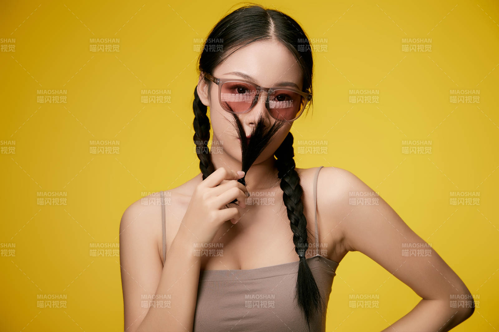 黃色背景下的活潑可愛女大學生