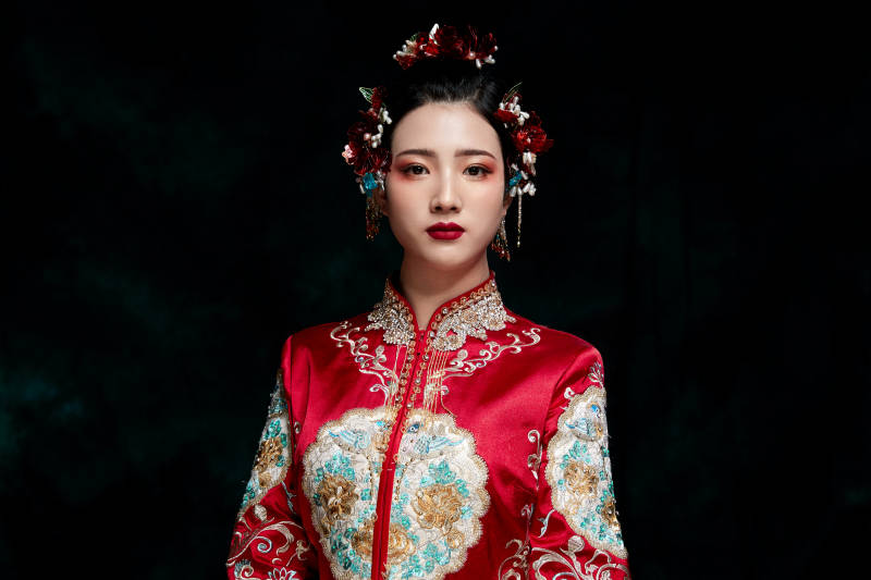 穿着中式秀禾服的亚洲少女