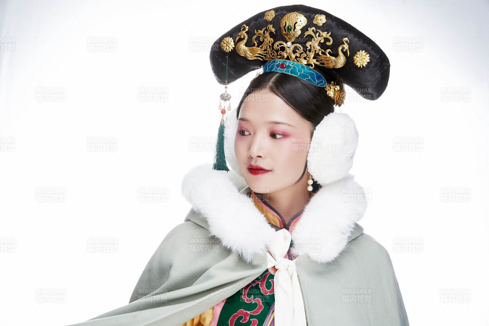 白色背景下的清代女性古裝造型清朝古裝