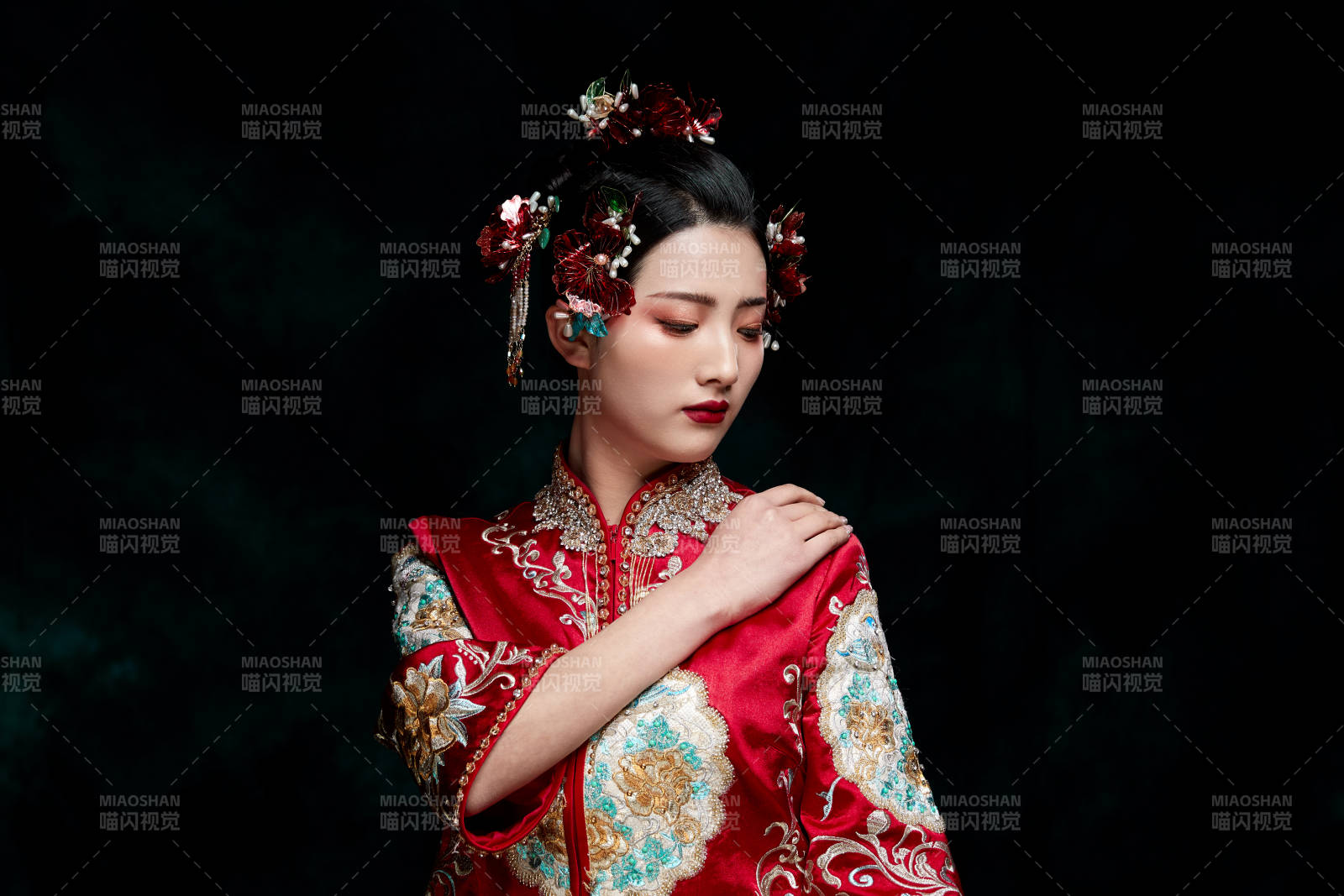 穿着中式秀禾服的亚洲少女图片