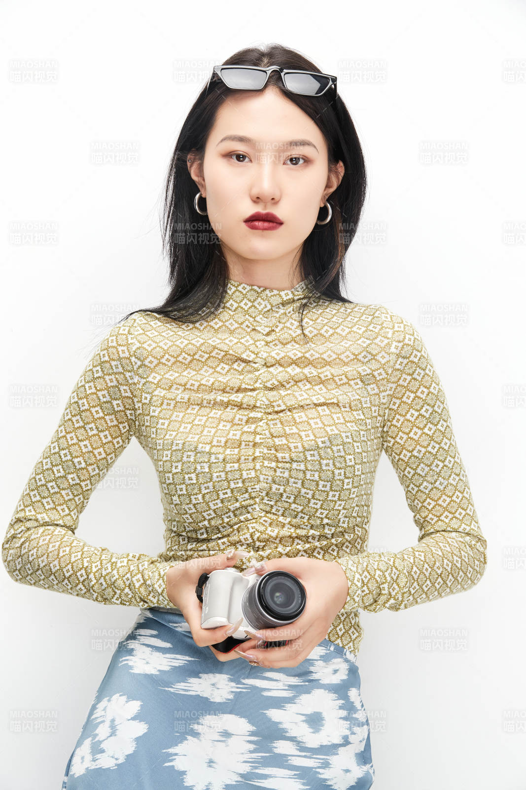 手持电话穿着复古的亚洲少女