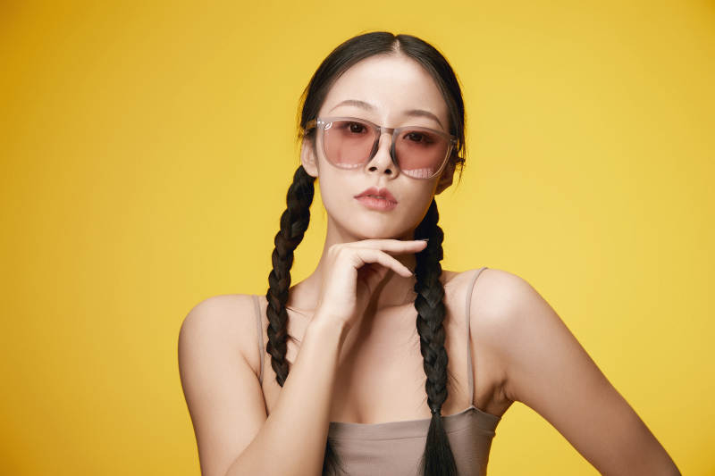 黄色背景下的活泼可爱女大学生