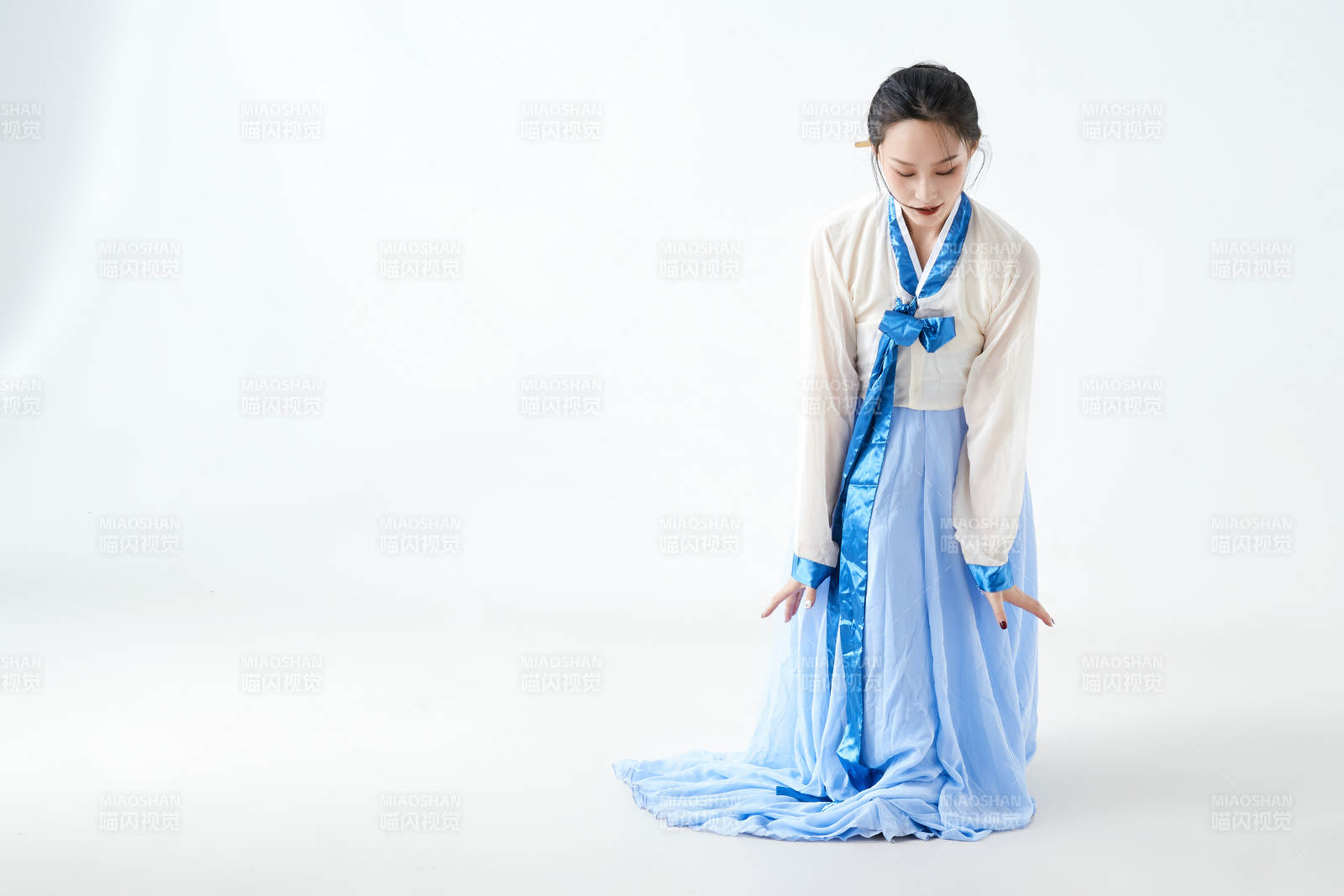 穿着中国朝鲜族传统服饰跳舞的少女