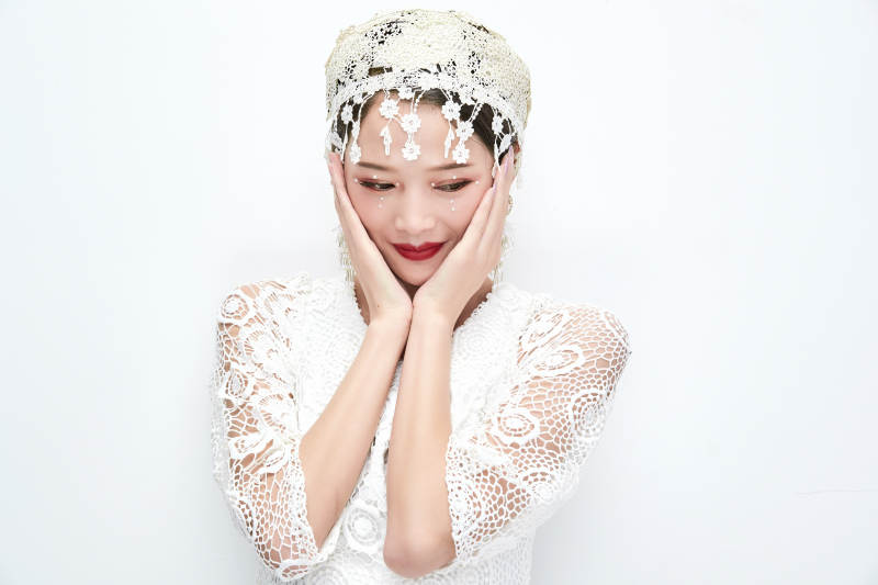 棚拍白色背景下的新娘美妆