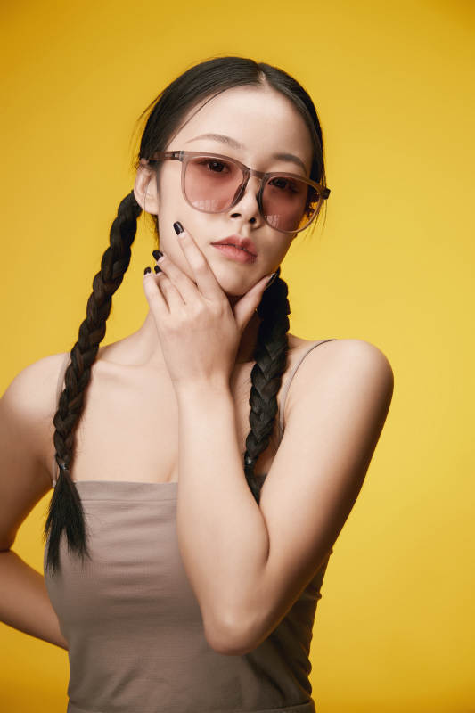 黄色背景下的活泼可爱女大学生