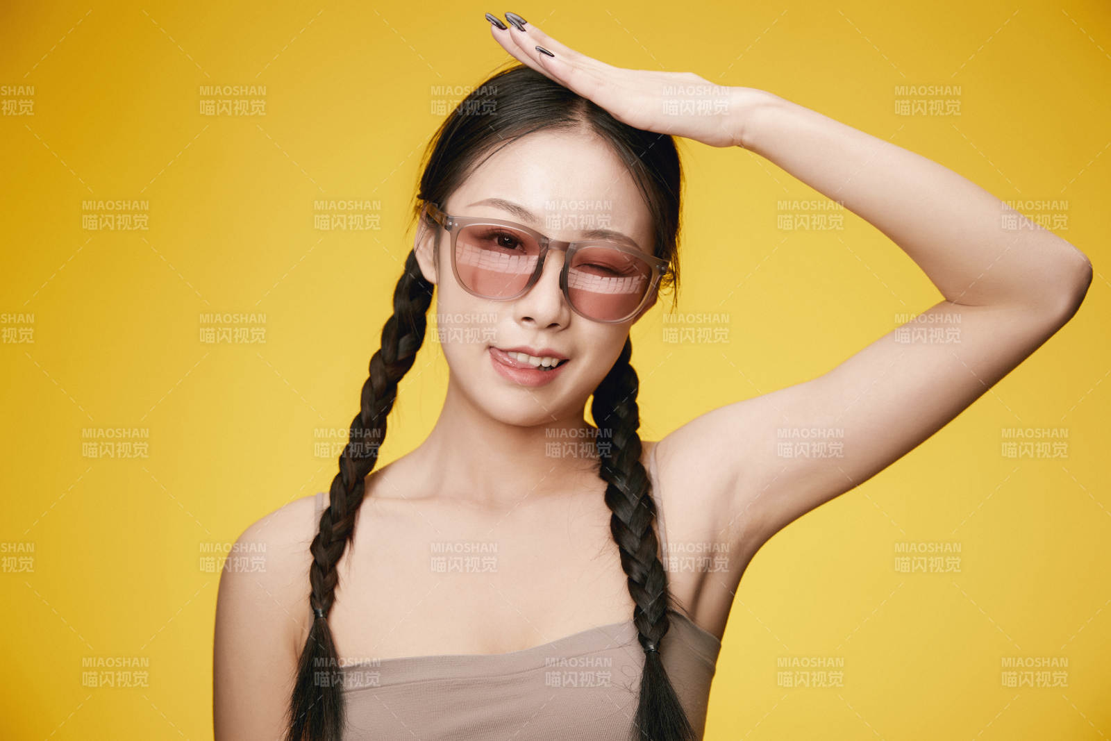 黄色背景下的活泼可爱女大学生