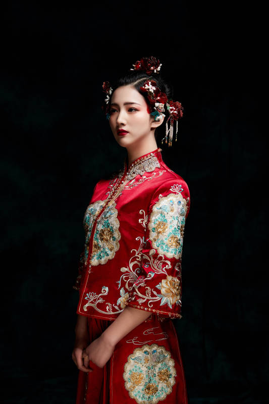 穿着中式秀禾服的亚洲少女