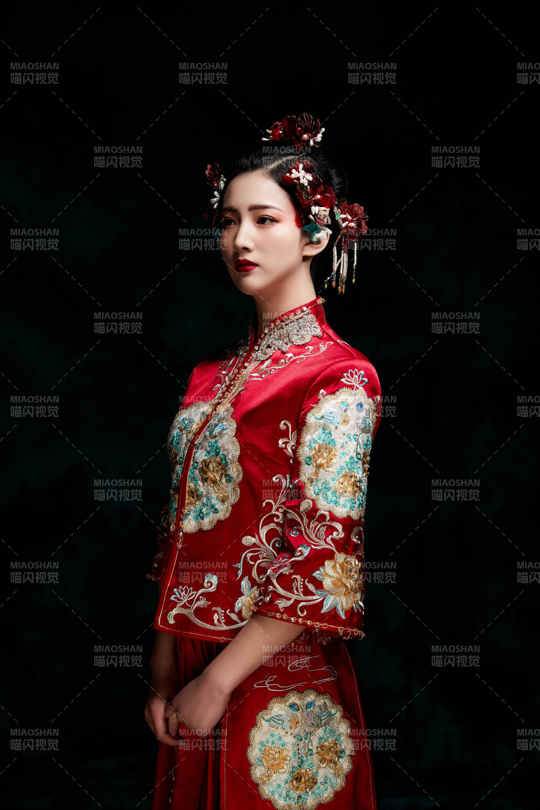 穿着中式秀禾服的亚洲少女