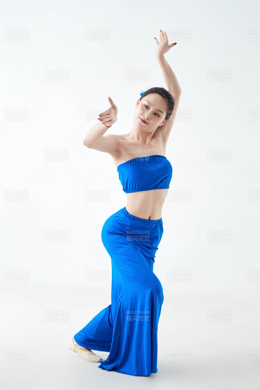 穿着傣族服饰跳孔雀舞的少女