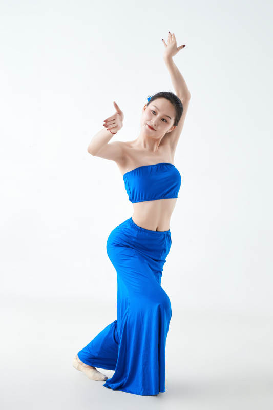 穿着傣族服饰跳孔雀舞的少女