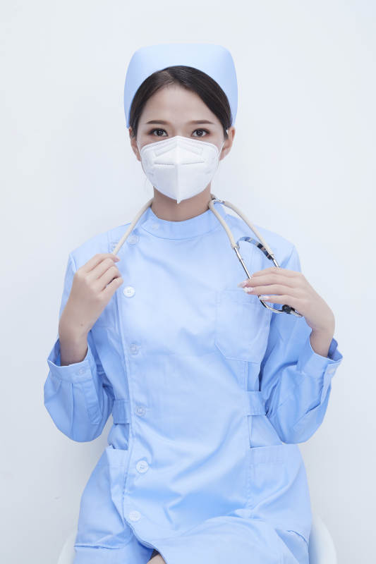 穿蓝色护士服佩戴听诊器口罩的女性医护人员