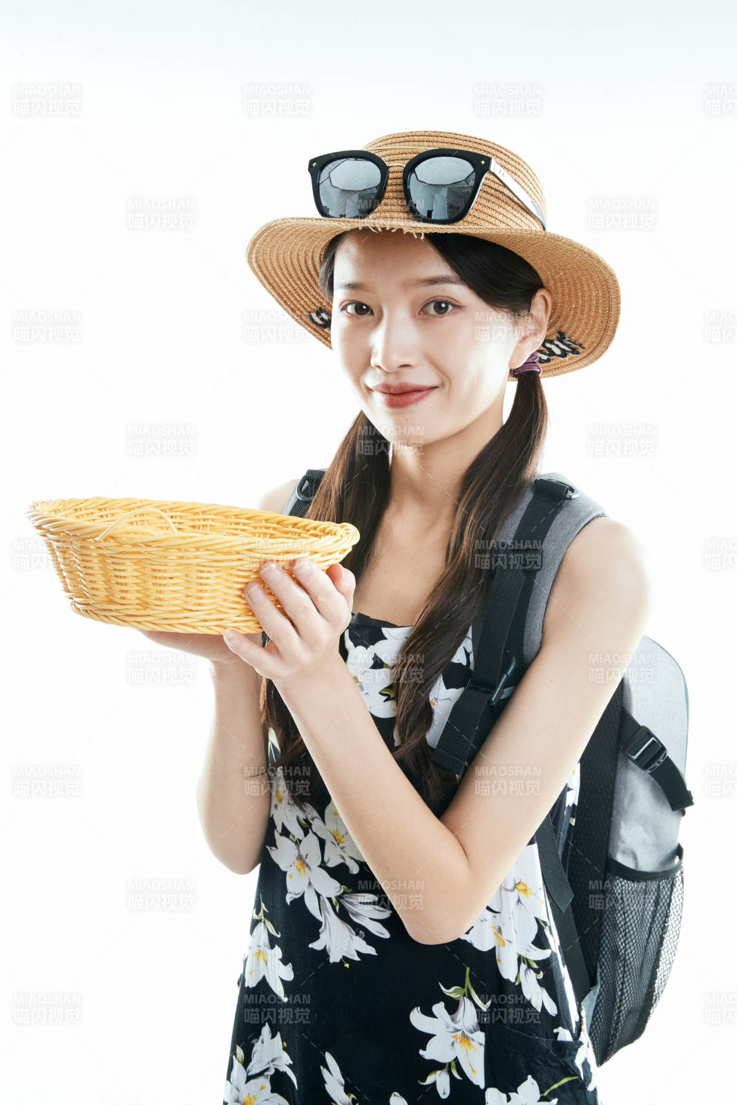 白色背景下准备出发旅行的美丽东方女大学生