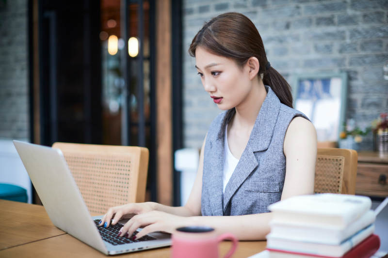 在室内使用电脑办公的亚洲白领女性