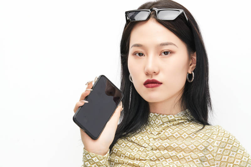 手持电话穿着复古的亚洲少女