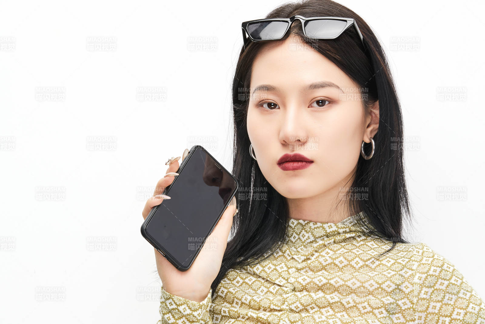 手持电话穿着复古的亚洲少女