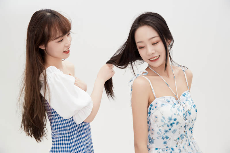 亲密无间的可爱的亚洲美女闺蜜