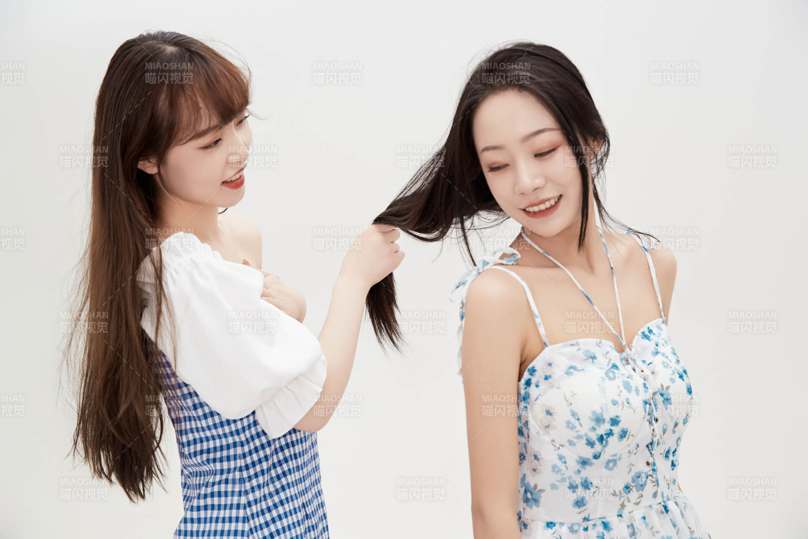 亲密无间的可爱的亚洲美女闺蜜