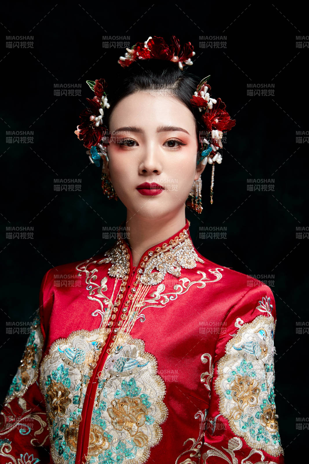 穿着中式秀禾服的亚洲少女