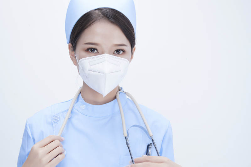穿蓝色护士服佩戴听诊器口罩的女性医护人员
