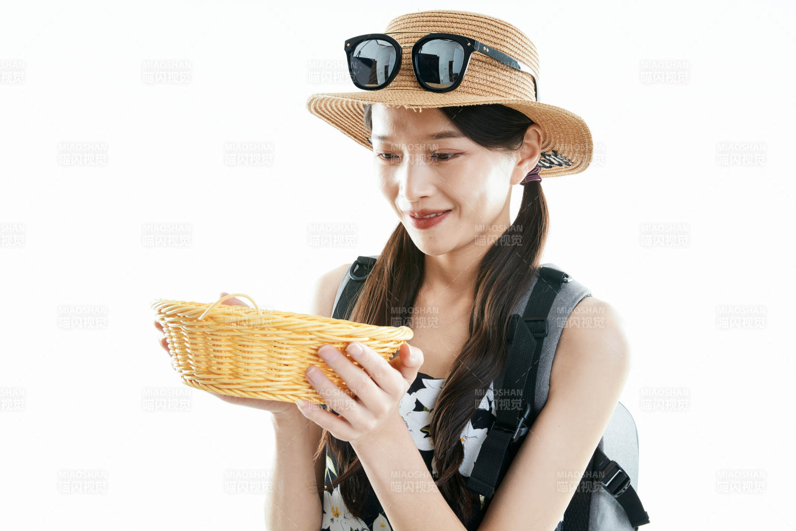 白色背景下准备出发旅行的美丽东方女大学生