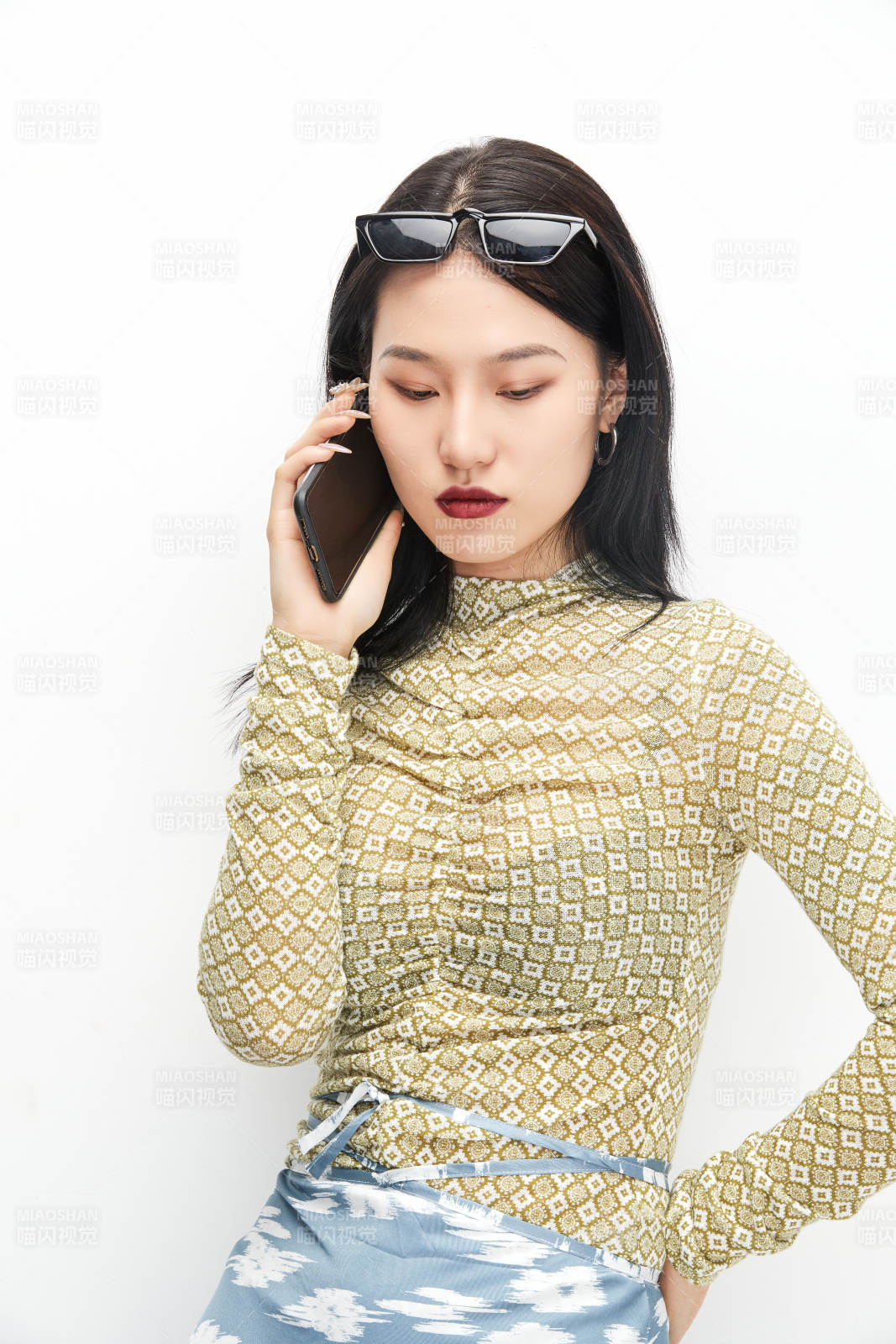 手持电话穿着复古的亚洲少女