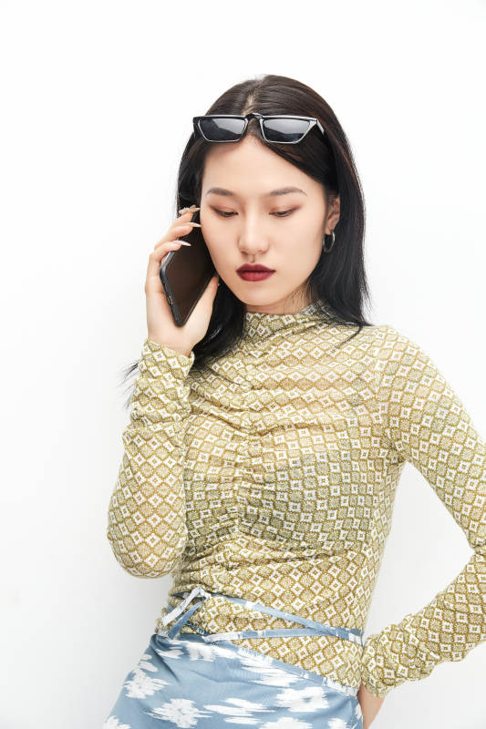 手持电话穿着复古的亚洲少女