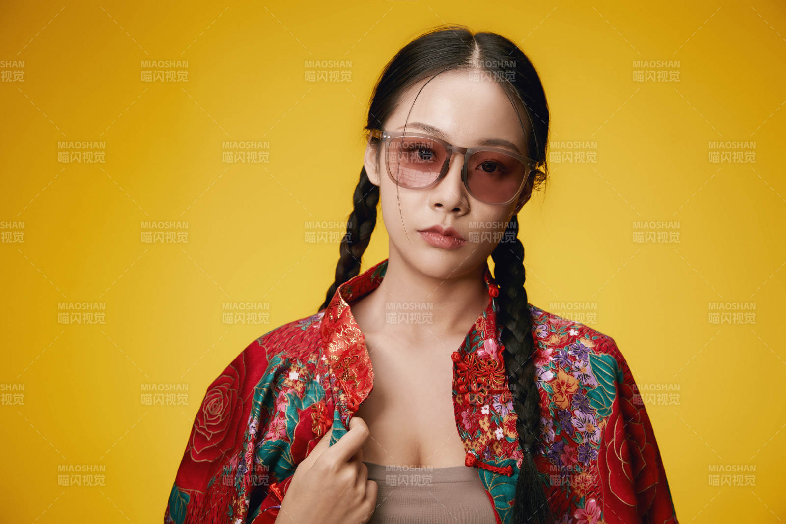 黄色背景下的活泼可爱女大学生