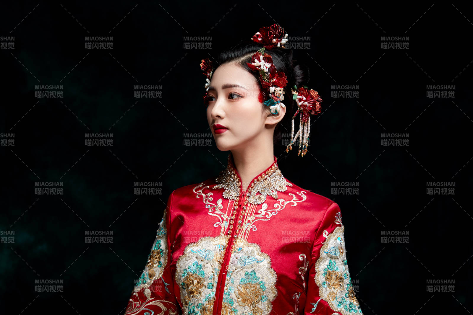 穿着中式秀禾服的亚洲少女图片