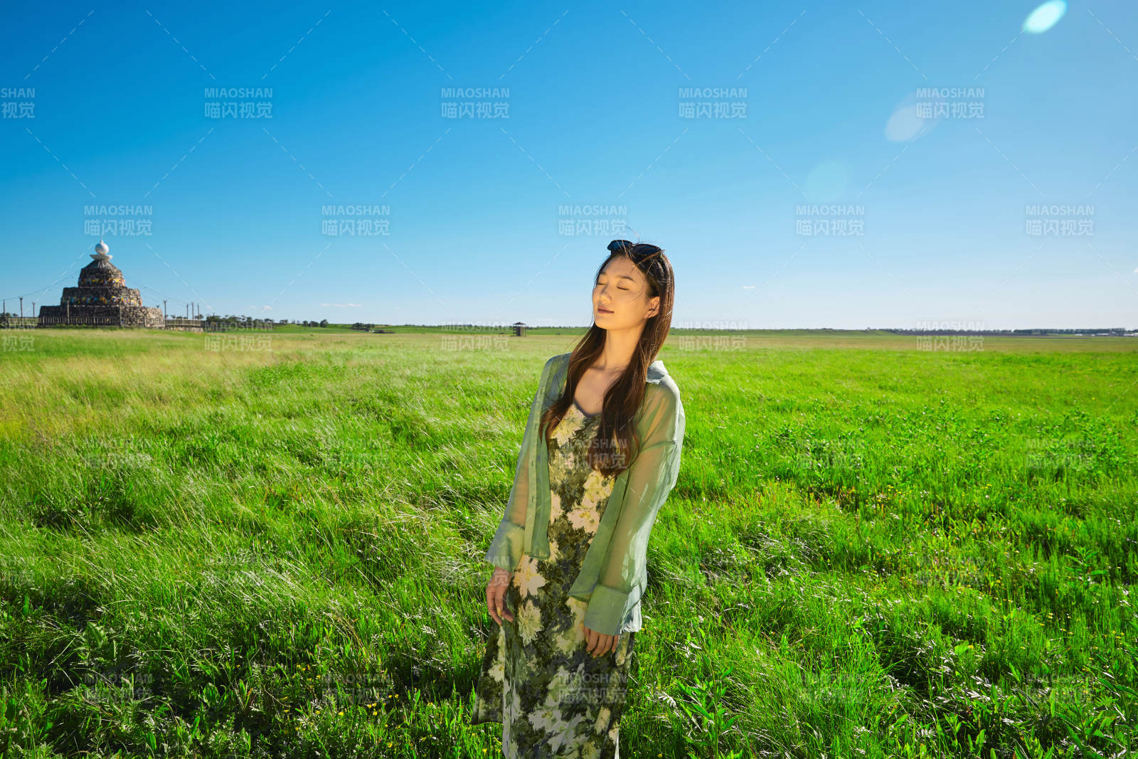 盛夏在草原湿地公园游玩的姑娘