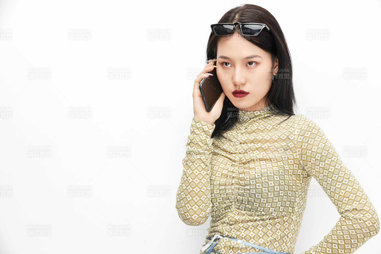 手持电话穿着复古的亚洲少女