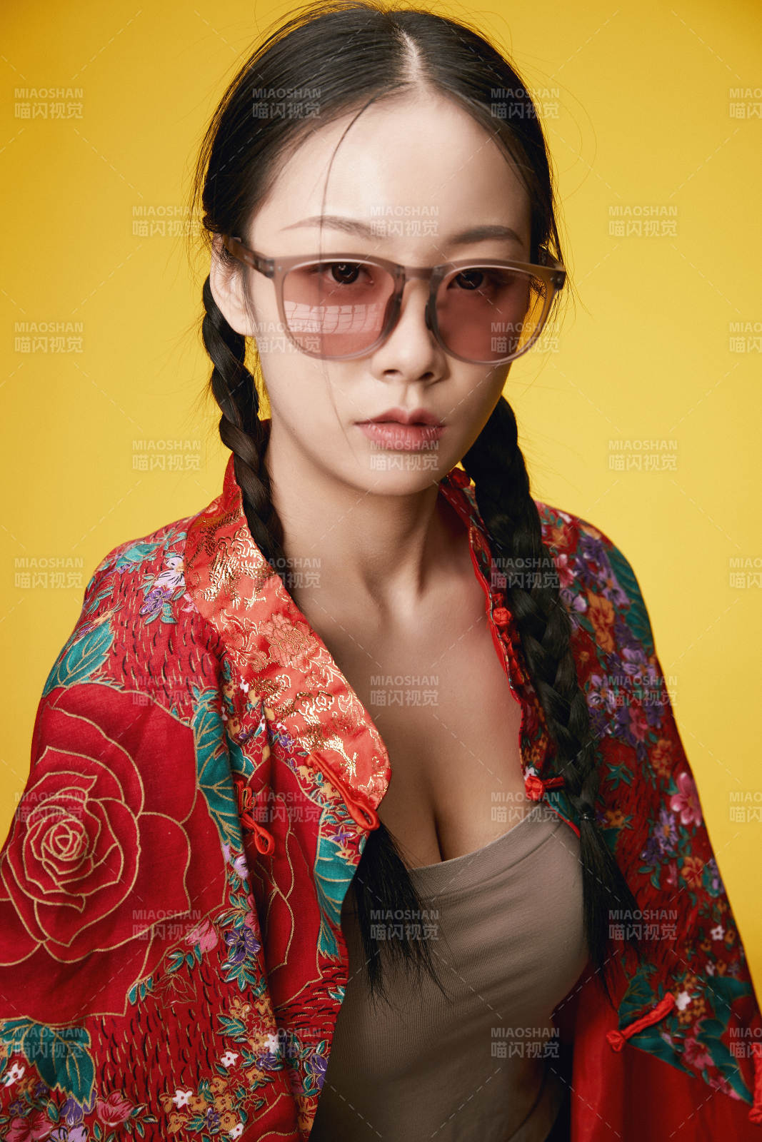 黄色背景下的活泼可爱女大学生