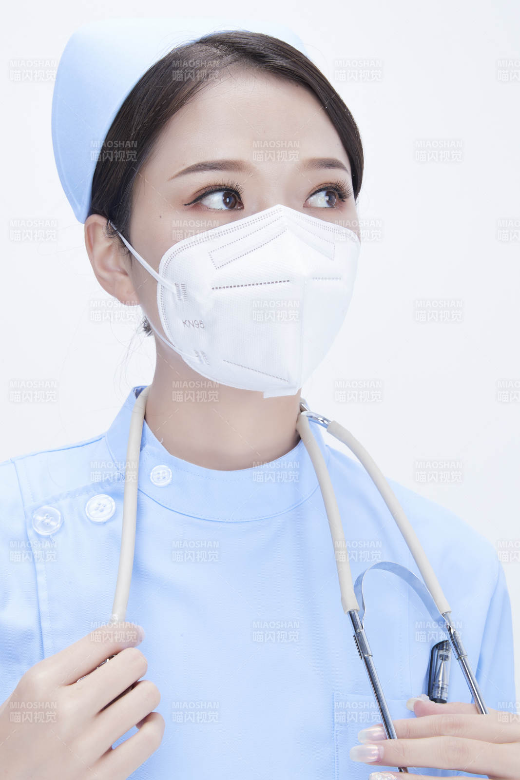 穿蓝色护士服佩戴听诊器口罩的女性医护人员