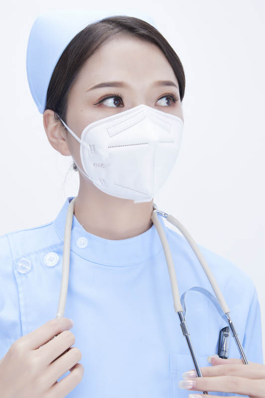 穿蓝色护士服佩戴听诊器口罩的女性医护人员