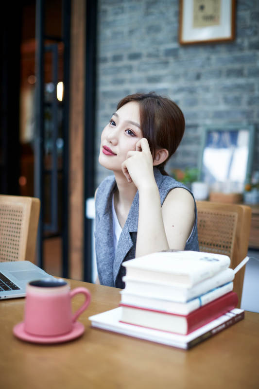 在室内使用电脑办公的亚洲白领女性