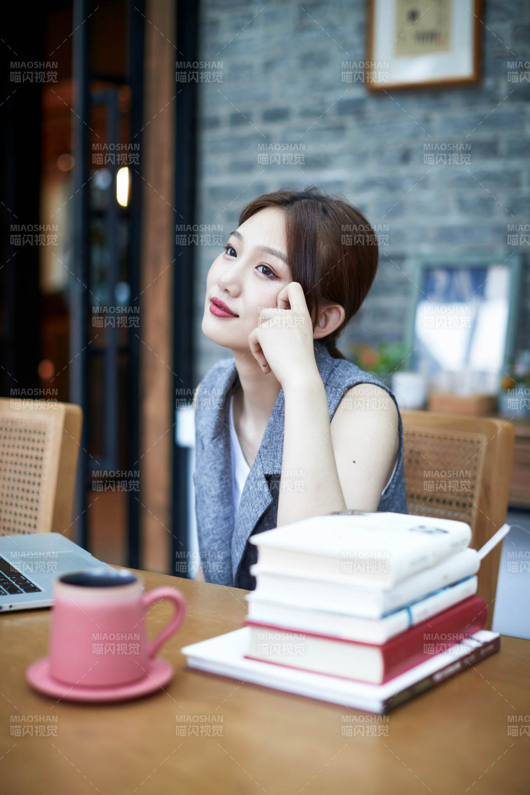 在室内使用电脑办公的亚洲白领女性