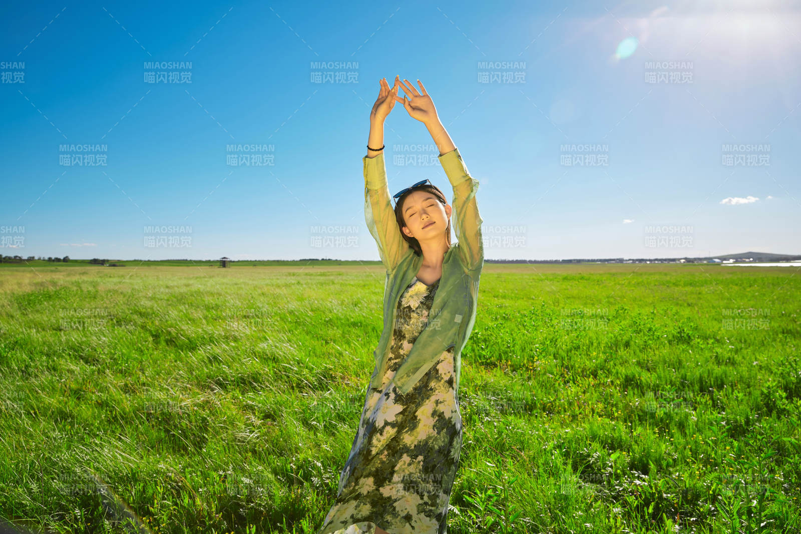 盛夏在草原湿地公园游玩的姑娘图片
