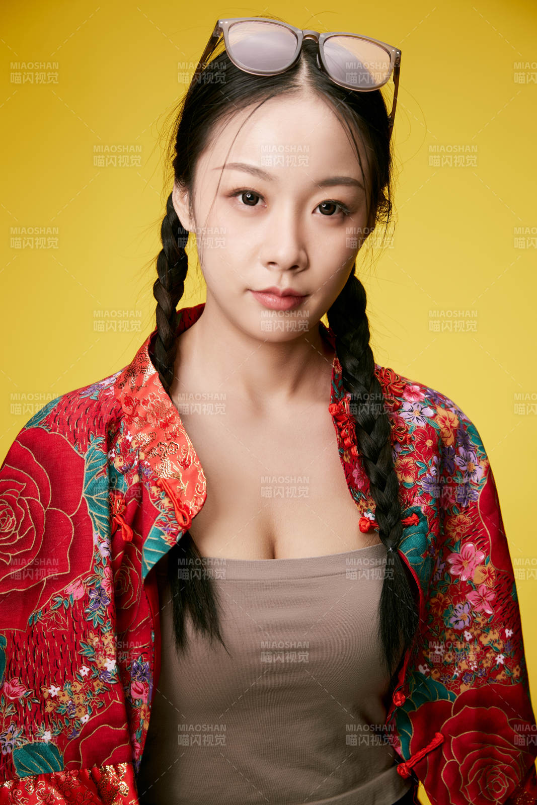 黄色背景下的活泼可爱女大学生