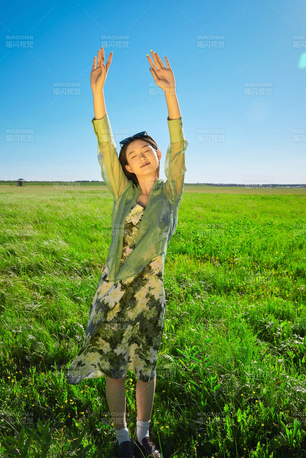 盛夏在草原湿地公园游玩的姑娘