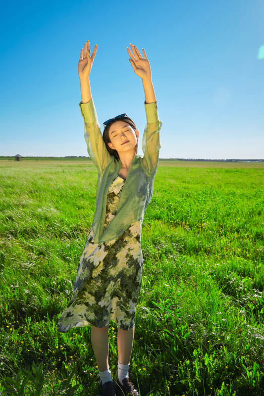 盛夏在草原湿地公园游玩的姑娘