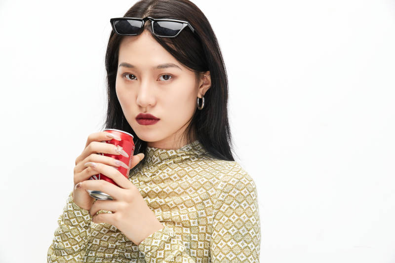 手持饮料穿着复古的亚洲少女