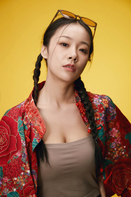 黄色背景下的活泼可爱女大学生