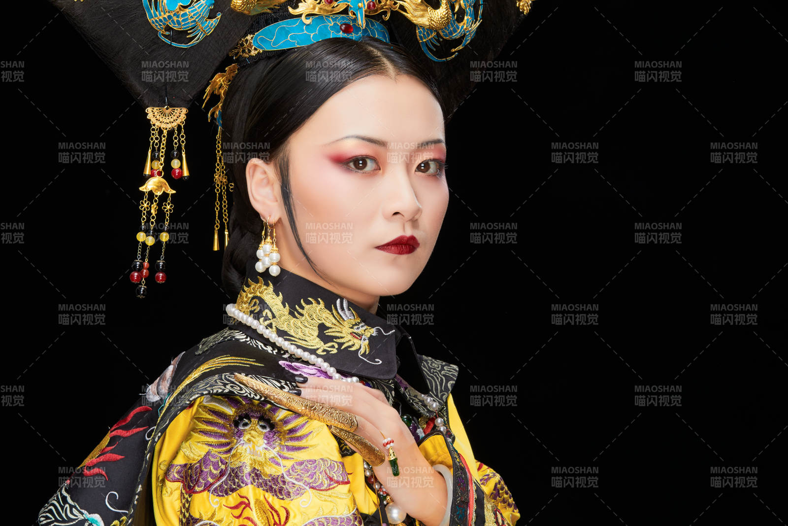 黑色背景下的清代皇后古装造型清朝古装