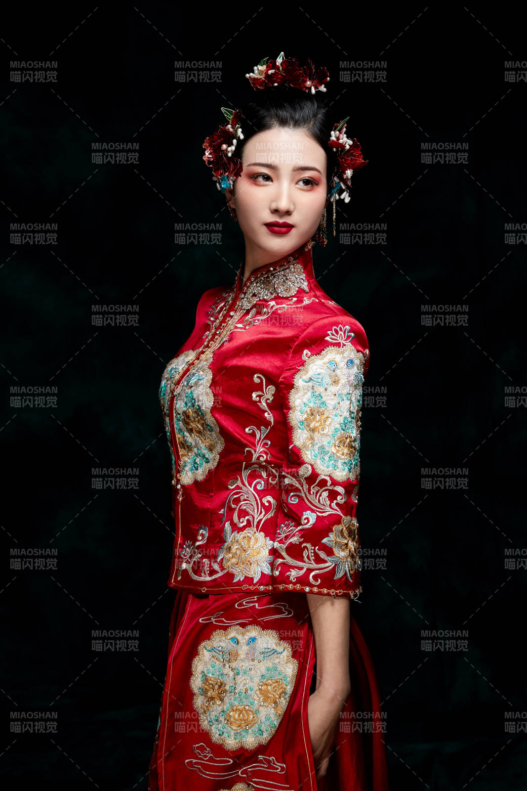 穿着中式秀禾服的亚洲少女