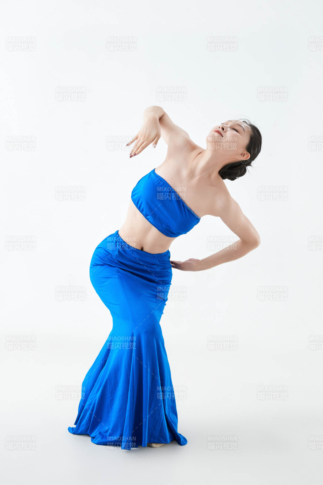 穿著傣族服飾跳孔雀舞的少女