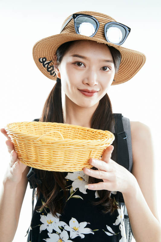 白色背景下准备出发旅行的美丽东方女大学生